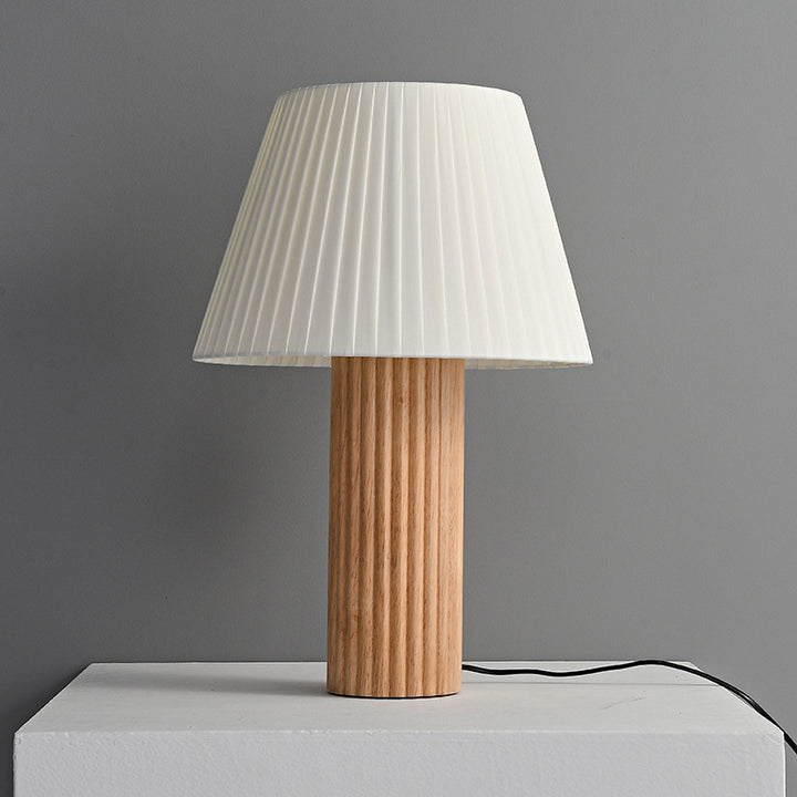 Lámpara de mesa de 1 luz de cilindro retro contemporáneo de madera plisada y tela con latón para mesita de noche 