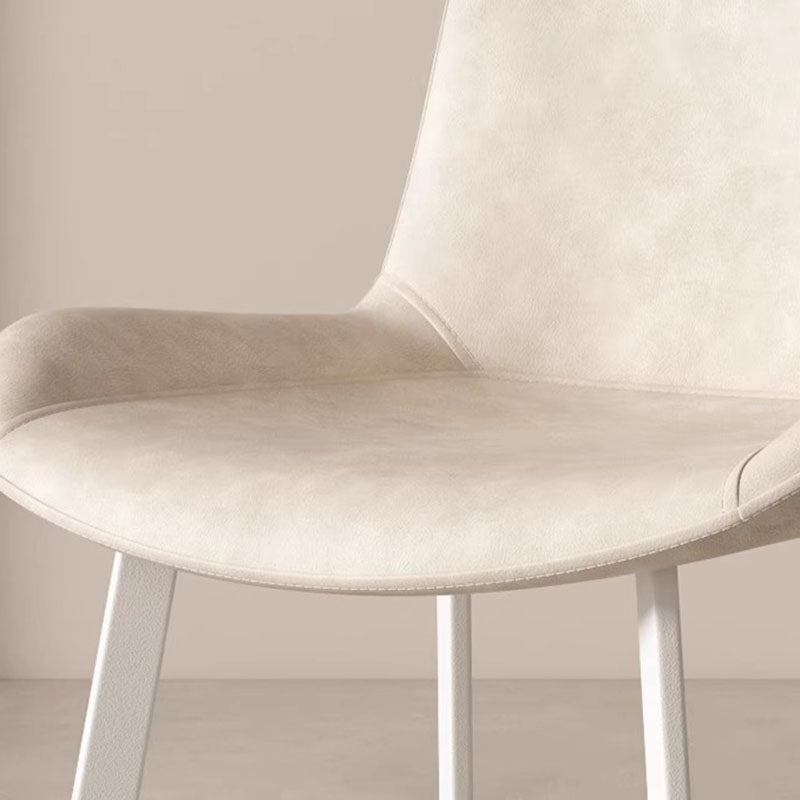 Chaise de salle à manger contemporaine en cuir scandinave en acier au carbone avec dossier carré incurvé en éponge pour salle à manger 