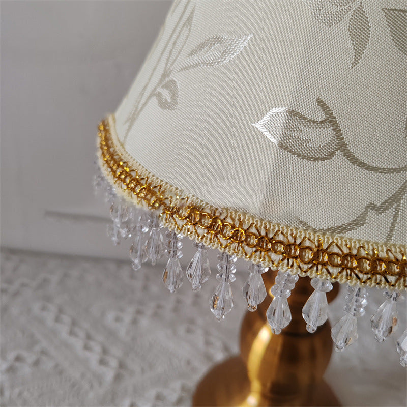 Traditionelle französische Stoff-Metall-Blumen-Zylinder-Fransenperle 1-flammige Tischlampe für Schlafzimmer 
