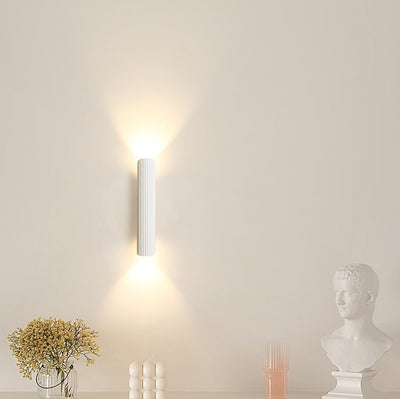 مصباح حائط LED من الألومنيوم والحديد بأسطوانة مخططة بتصميم حديث وبسيط لغرفة النوم 