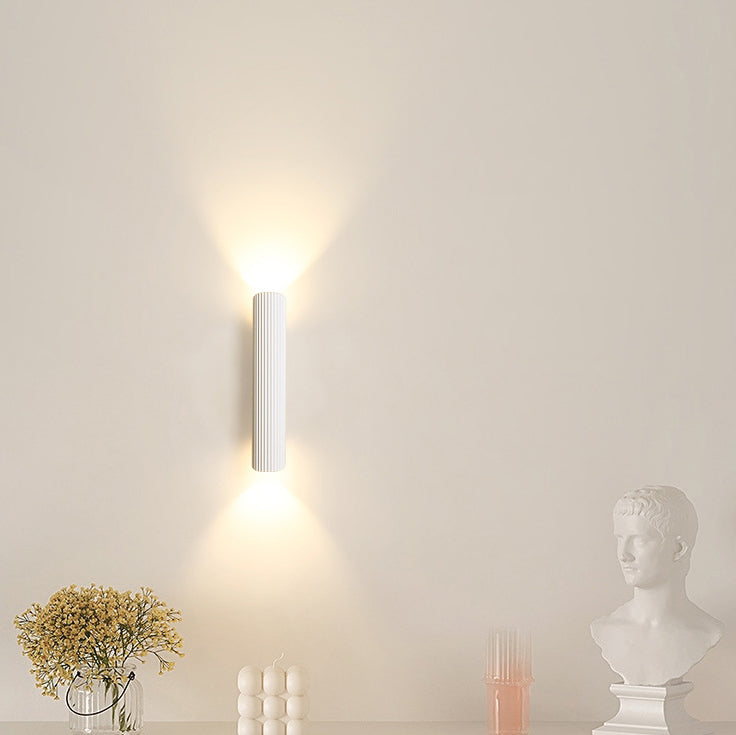 مصباح حائط LED من الألومنيوم والحديد بأسطوانة مخططة بتصميم حديث وبسيط لغرفة النوم 