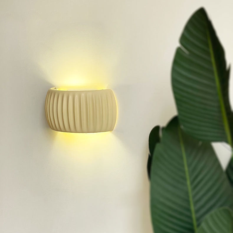 Lámpara de Aplique de Pared de 2 Luces con Pantalla Semicircular de Resina Acanalada Crema Nórdica Contemporánea para Dormitorio 