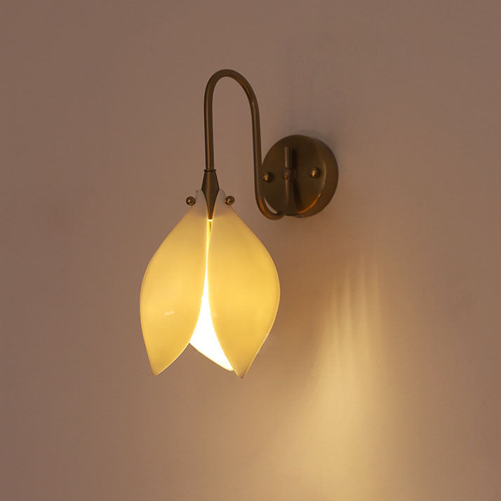 Zeitgenössische Retro-Keramik-Magnolienblumenform Eisenrahmen 1-Licht Wandleuchte für Schlafzimmer 