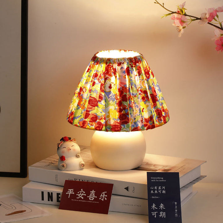 Lampe de table 1 lumière avec abat-jour en tissu à motif floral pastoral européen traditionnel et base ronde en céramique pour chambre 