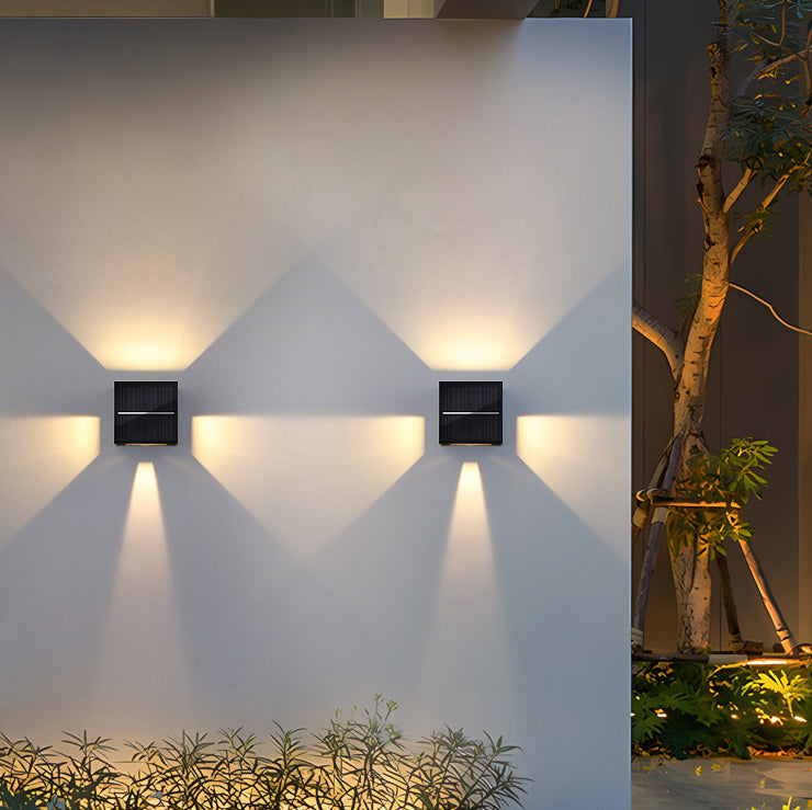 Applique murale extérieure étanche à LED solaire carrée en ABS à la simplicité contemporaine pour jardin 