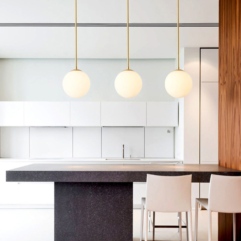 Eisen Nordic Persönlichkeit Goldene Gerade Stange Weißer Kugel Design 1-Licht Pendelleuchte 