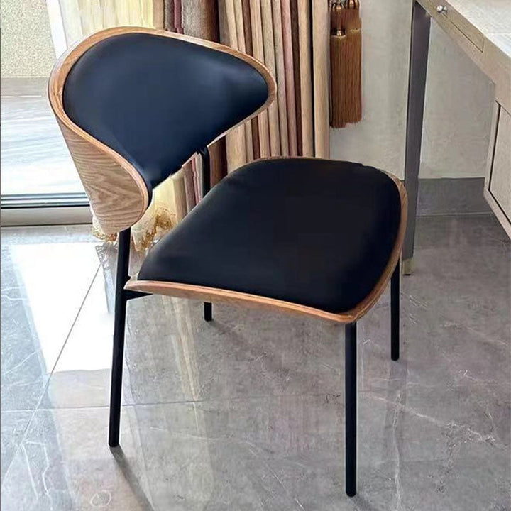 Moderner luxuriöser Esszimmerstuhl mit geschwungener Rückenlehne aus umweltfreundlichem Leder und Karbonstahl für das Esszimmer 