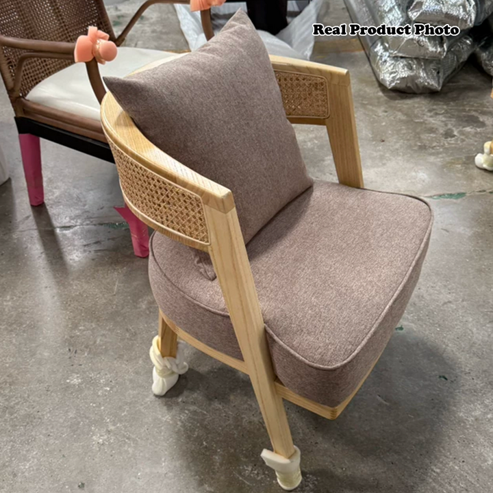 Zeitgenössischer Retro-Sessel mit Gestell aus Eschenholz, Baumwoll- und Leinenpolsterung, Rattan-Geflecht und gebogenem Rücken für das Wohnzimmer 