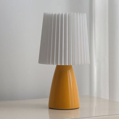 Zeitgenössische skandinavische Tischlampe mit plissiertem Stoffschirm und Glasfuß, 1-Licht, für das Schlafzimmer 