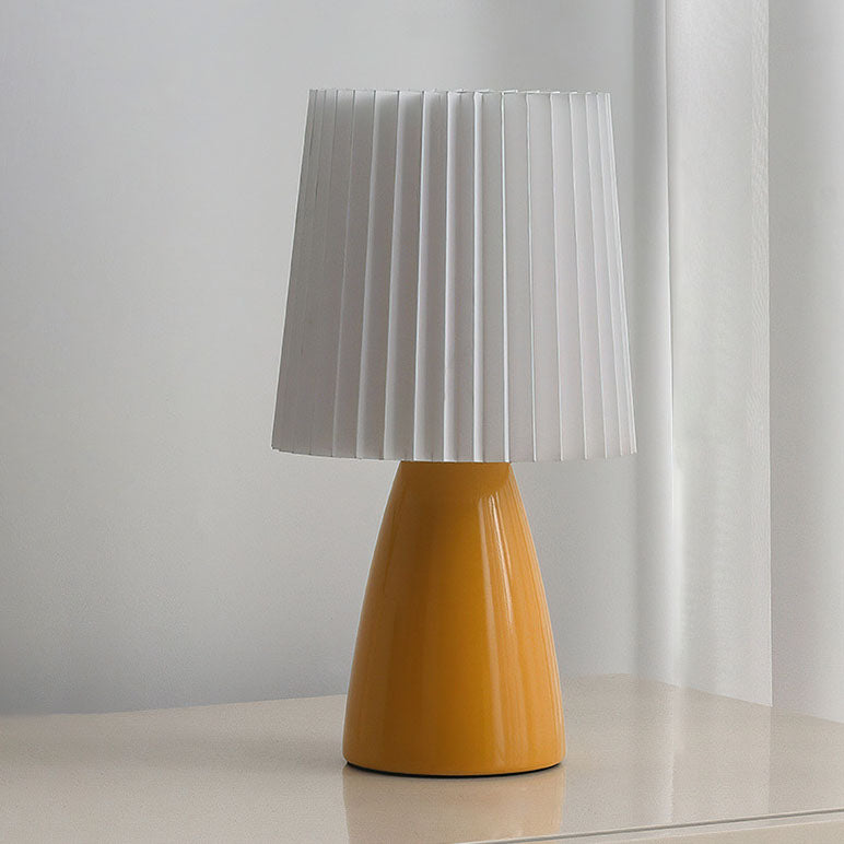 Zeitgenössische skandinavische Tischlampe mit plissiertem Stoffschirm und Glasfuß, 1-Licht, für das Schlafzimmer 