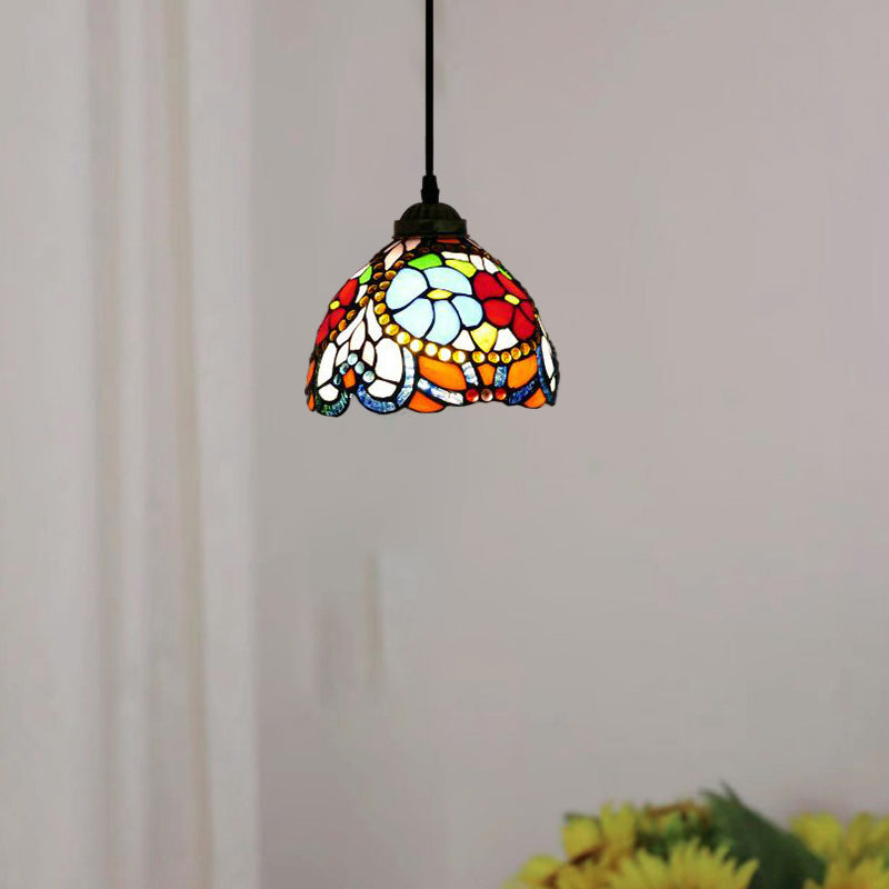 Suspension ronde à 1 lumière en verre teinté de fer traditionnel Tiffany pour salon 