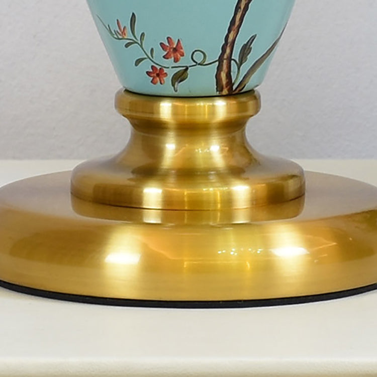 Traditionelle chinesische Vogel- und Blumenzylinder-Hardware-Keramikgewebe-1-Licht-Tischlampe für Schlafzimmer 