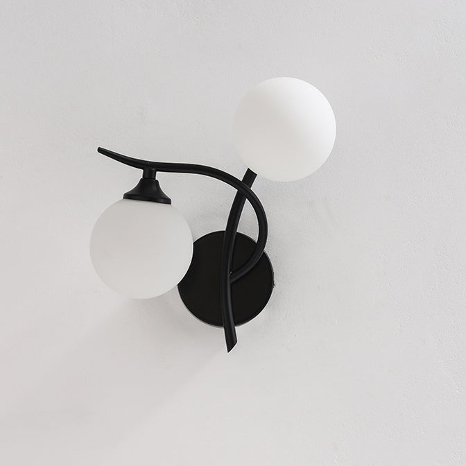 Applique murale à 2 lumières avec abat-jour en verre sphérique et ligne courbe en fer de simplicité contemporaine pour chambre 