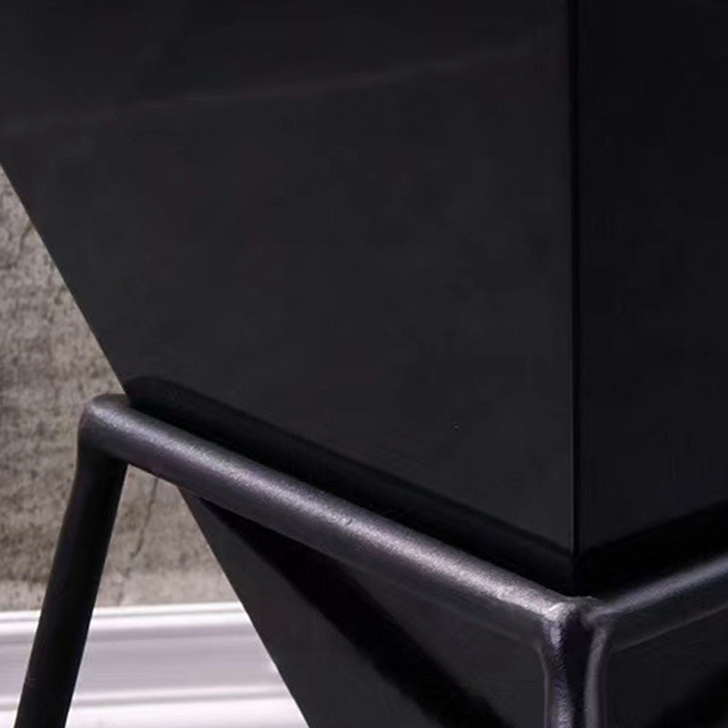Zeitgenössischer nordischer Dreieck-Pyramiden-Glas-Schiefer-Metall-Beistelltisch für das Bett 