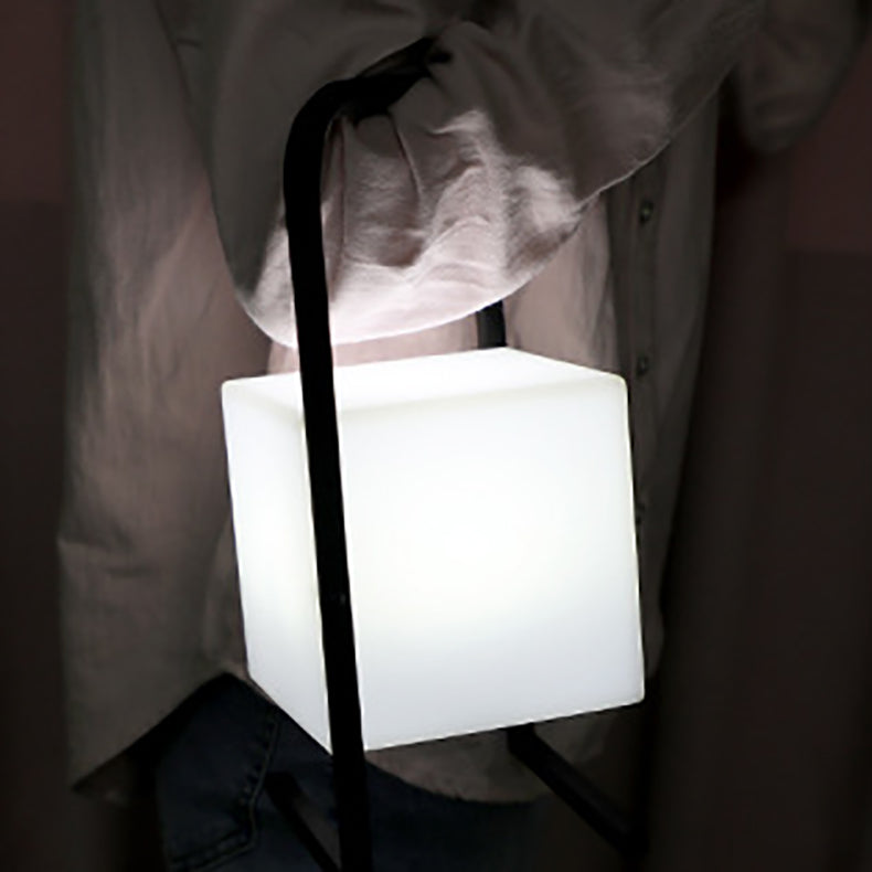 Lampe de table LED suspendue rechargeable en forme de boule, œuf, cube, cylindre en métal nordique contemporain pour chevet 