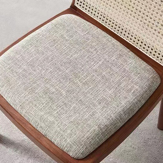 Silla de comedor de espuma de tela de madera tejida cuadrada tradicional china con respaldo y cuatro patas para comedor 