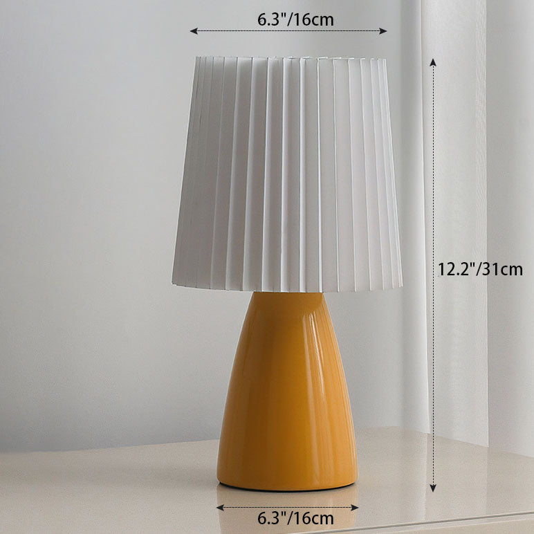 Zeitgenössische skandinavische Tischlampe mit plissiertem Stoffschirm und Glasfuß, 1-Licht, für das Schlafzimmer 