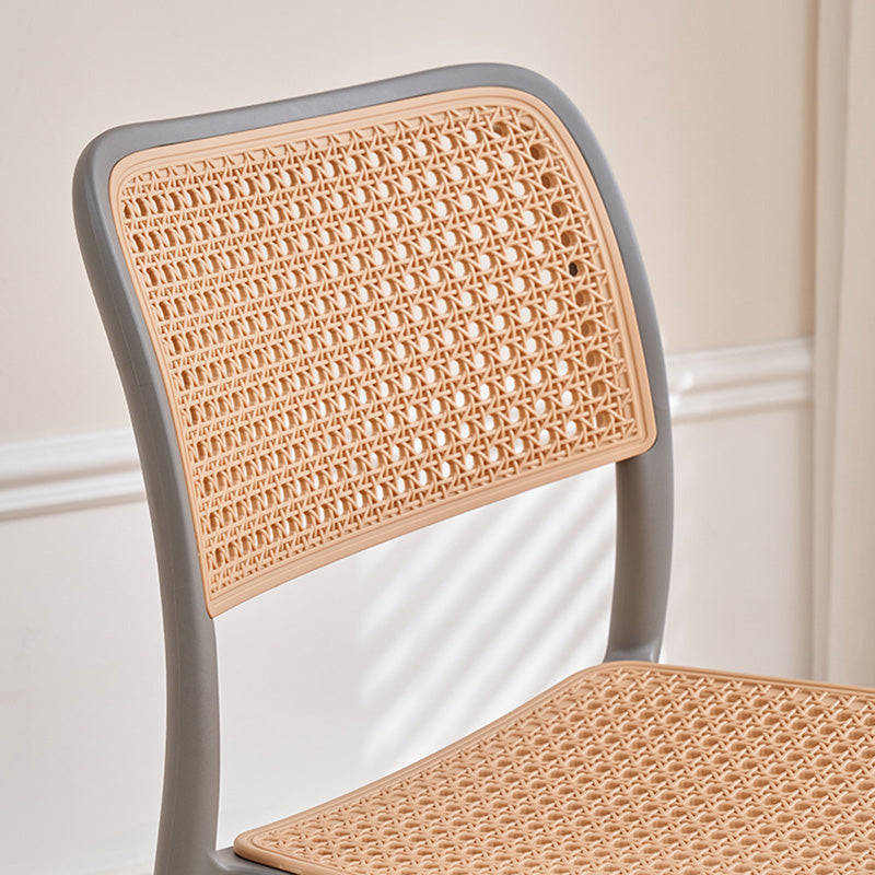 Chaise de salle à manger empilable en plastique ressemblant à du rotin carré à la simplicité contemporaine avec accoudoirs et dossier pour salle à manger 