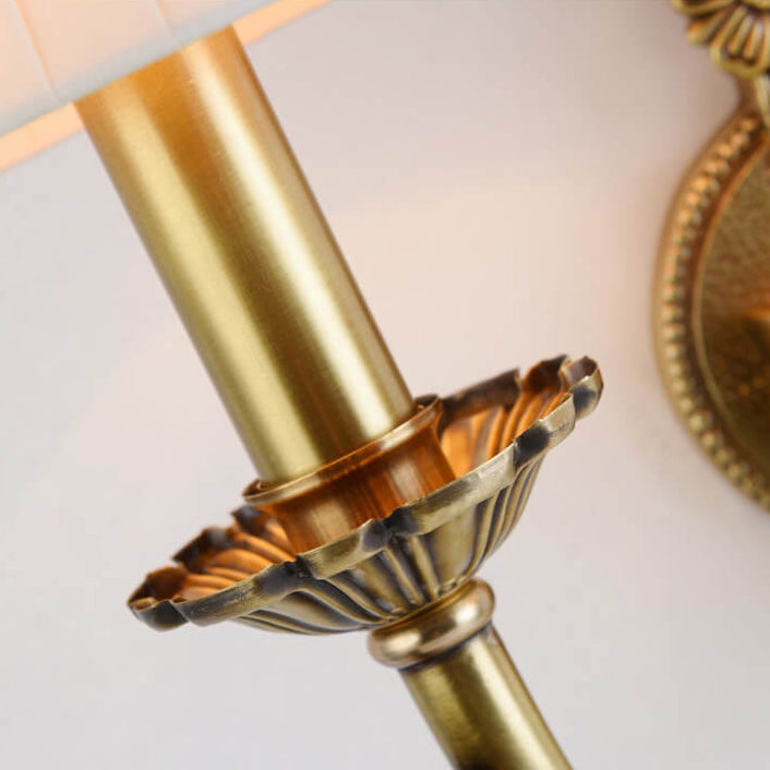 Zeitgenössische skandinavische florale runde Kerzenhalter Vollmessing Stoff 2-Licht Wandleuchte Lampe für Wohnzimmer 