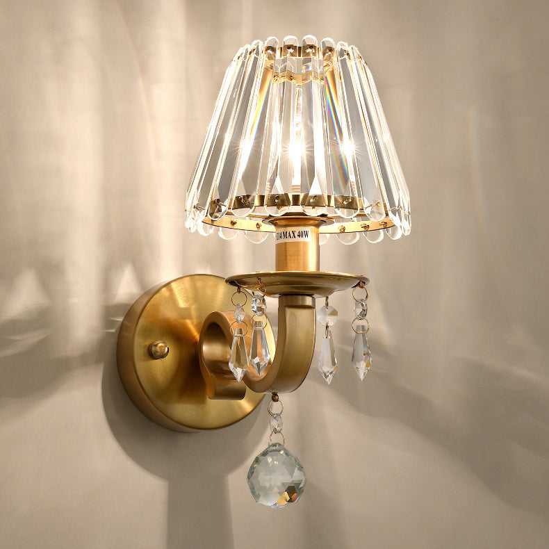 Applique murale contemporaine de luxe avec cadre finition dorée et abat-jour en cristal à 1 lumière pour salon 