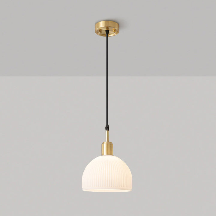 Luminaire suspendu à 1 lumière en verre nervuré rond avec cadre en laiton antique pour salle à manger 