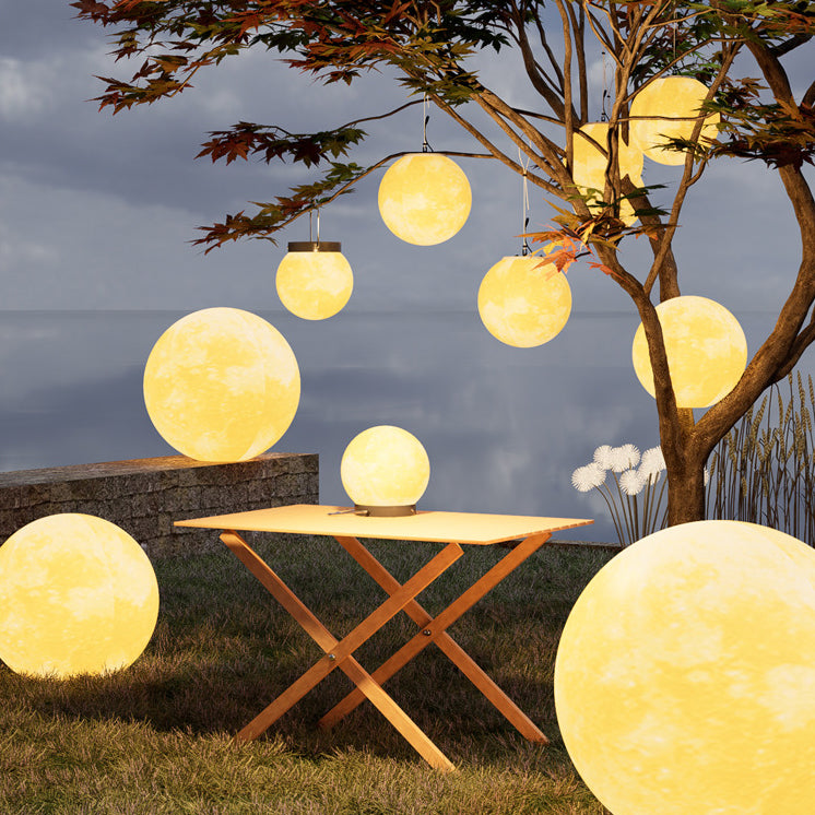 Zeitgenössische nordische wasserdichte Solar-Pendelleuchte aus PE-Harz mit rundem Mond-LED-Licht für Terrasse im Freien 