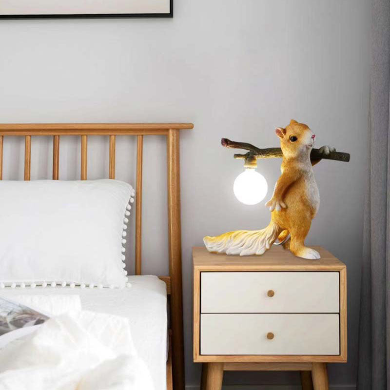 Zeitgenössische kreative Eichhörnchen Harz Glas 1-Licht Tischlampe für Schlafzimmer 