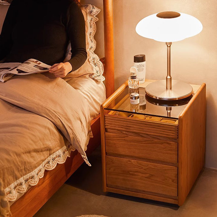 Traditioneller Vintage-Beistelltisch mit quadratischer Glasplatte, Kirschholzrahmen und 3 Schubladen für das Wohnzimmer 