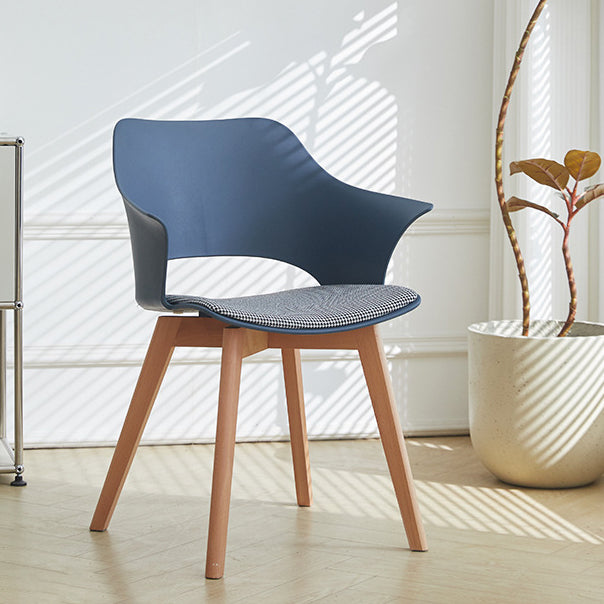 Zeitgenössischer nordischer quadratisch-trapezförmiger Stuhl aus PP-Kunststoff, Edelstahl und Lindenholz mit Rückenlehne für das Wohnzimmer 