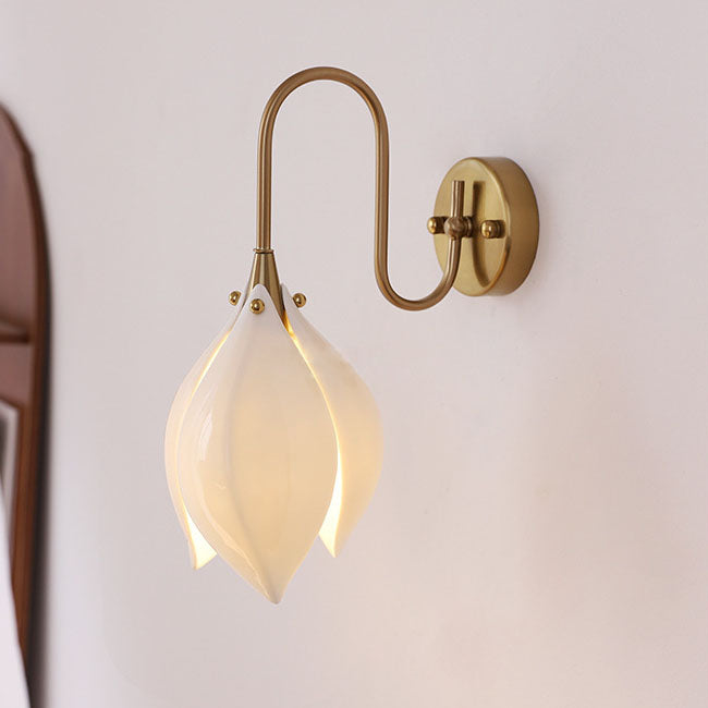 Zeitgenössische Retro-Keramik-Magnolienblumenform Eisenrahmen 1-Licht Wandleuchte für Schlafzimmer 