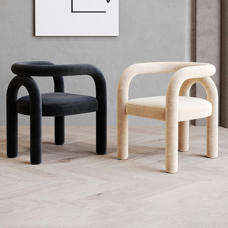 Chaise contemporaine en velours scandinave incurvé avec dossier en acier au carbone pour salon 