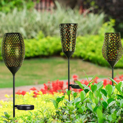 ضوء LED خارجي شمسي حديدي مجوف هندسي لإضاءة الفناء والعشب 