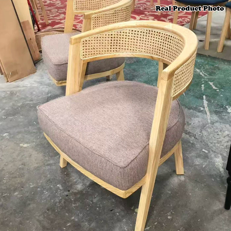Zeitgenössischer Retro-Sessel mit Gestell aus Eschenholz, Baumwoll- und Leinenpolsterung, Rattan-Geflecht und gebogenem Rücken für das Wohnzimmer 