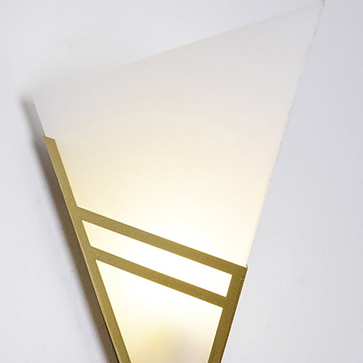 Applique murale contemporaine nordique en fer et acrylique en triangle inversé à 1 lumière pour salon 