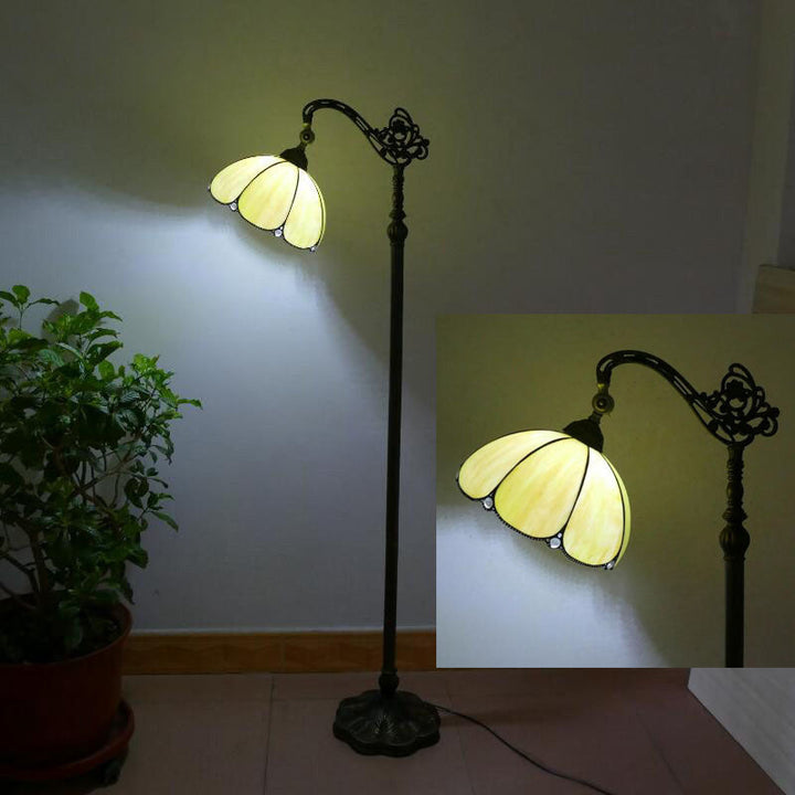 Traditionelle Tiffany-Stehlampe mit 1 Licht und Buntglas in Blütenblattform für das Home Office 