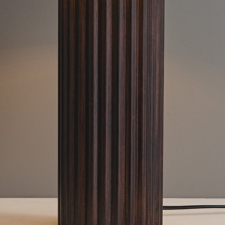 Lámpara de mesa de 1 luz de cilindro retro contemporáneo de madera plisada y tela con latón para mesita de noche 