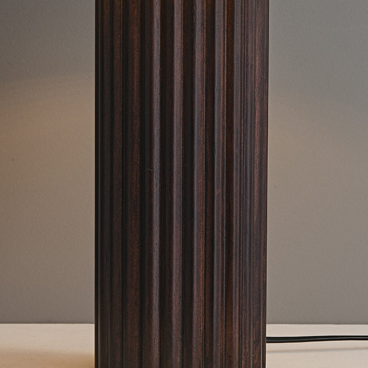 Lámpara de mesa de 1 luz de cilindro retro contemporáneo de madera plisada y tela con latón para mesita de noche 