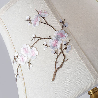 Lámpara de mesa de 1 luz con base de cerámica y pantalla de tela bordada con flor de ciruelo china tradicional para dormitorio 