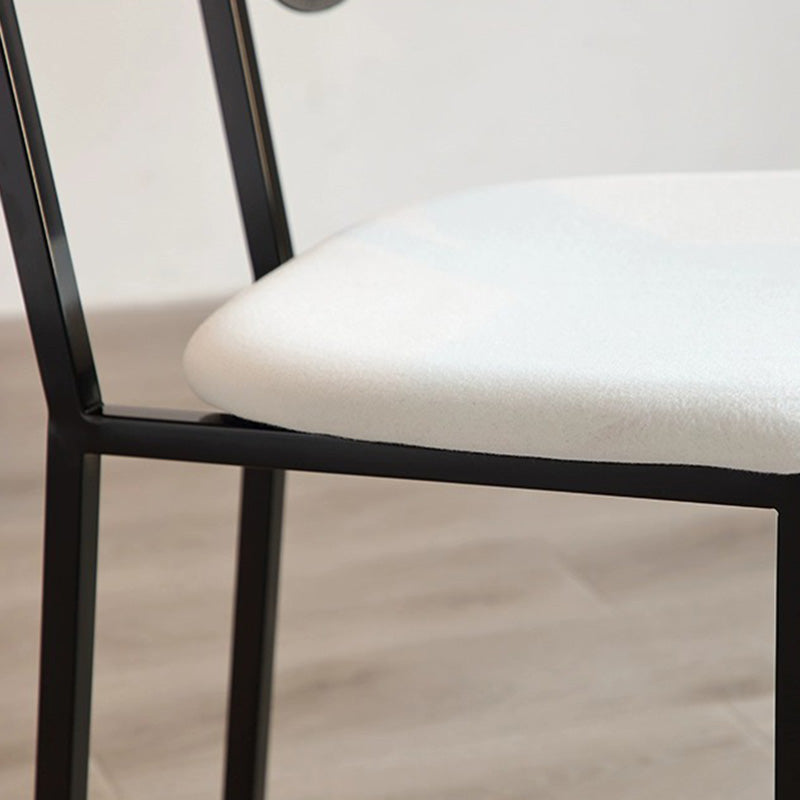 Chaise contemporaine créative en forme de chiot en velours rembourré avec cadre en acier inoxydable, dossier ouvert et sans accoudoirs pour le salon 