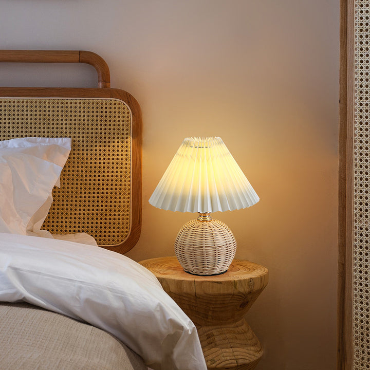 Zeitgenössische nordische Tischlampe aus Rattangewebe mit plissierter konischer Kugel, LED, für Schlafzimmer 
