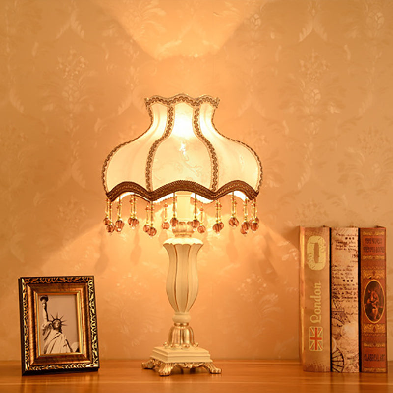 Traditionelle europäische Court Top Harz Stoff 1-Licht Tischlampe für Schlafzimmer 