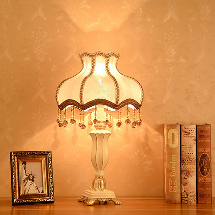 Traditionelle europäische Court Top Harz Stoff 1-Licht Tischlampe für Schlafzimmer 