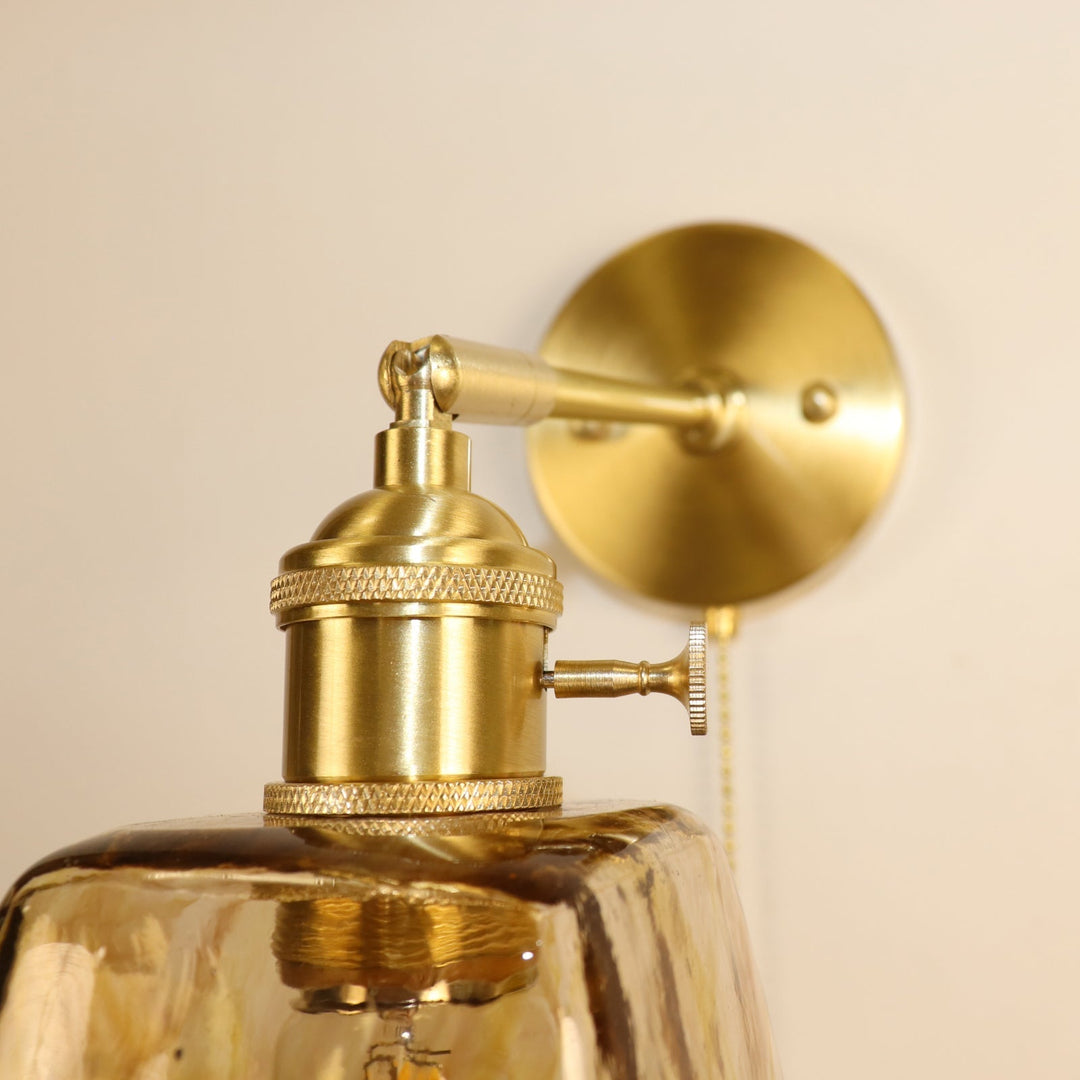 Applique murale 1 lumière en laiton vintage traditionnel avec abat-jour en verre ambré carré pour salon 