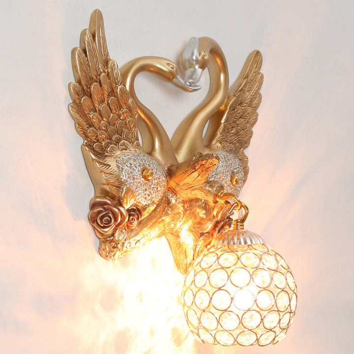 Traditionelle europäische Schwanenkugel-Harz-Eisen-1-Licht-Wandleuchterlampe für Wohnzimmer 