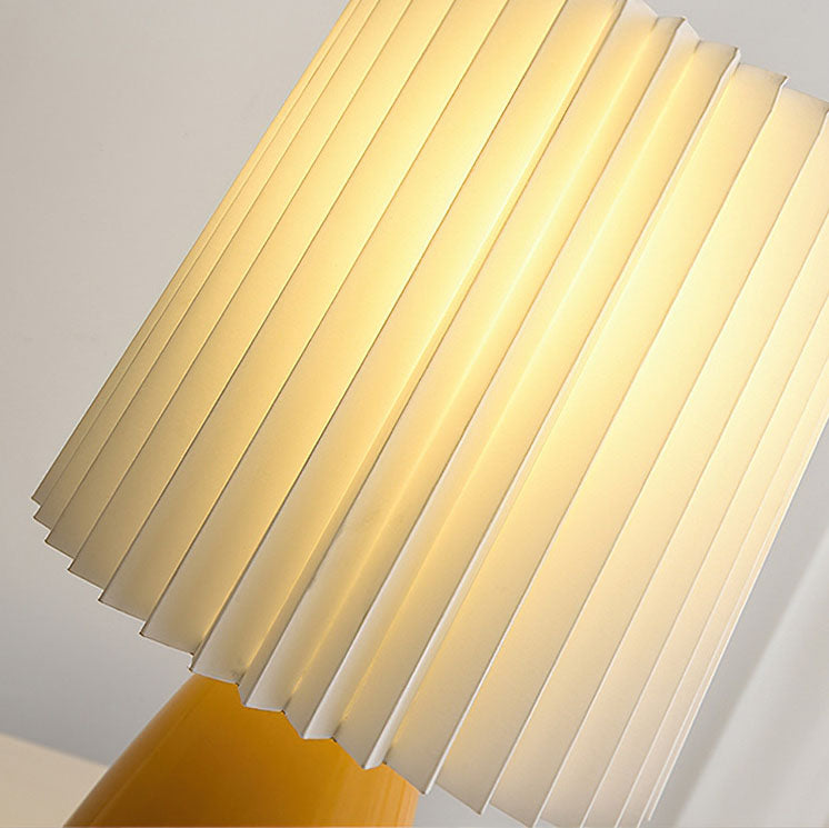 Zeitgenössische skandinavische Tischlampe mit plissiertem Stoffschirm und Glasfuß, 1-Licht, für das Schlafzimmer 