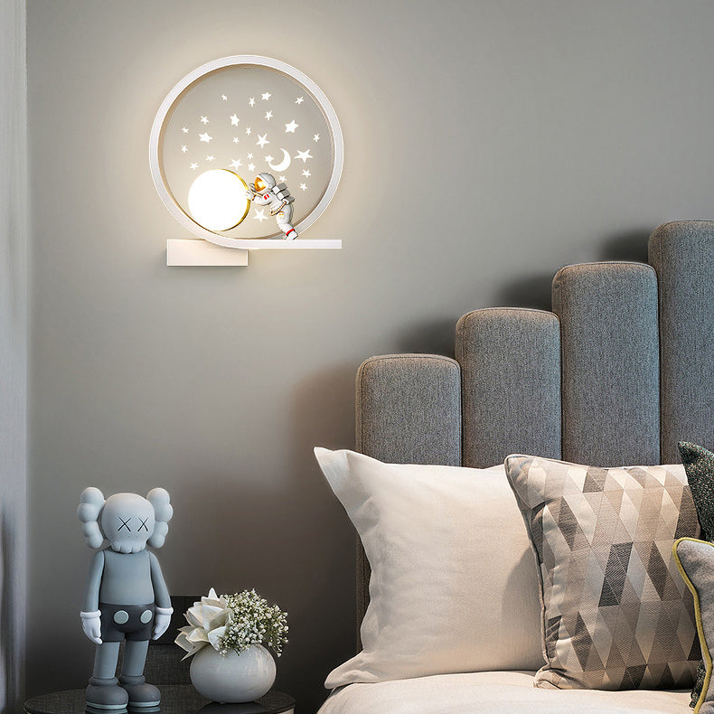 Applique murale LED en fer et aluminium pour chambre à coucher, astronaute de dessin animé créatif contemporain 