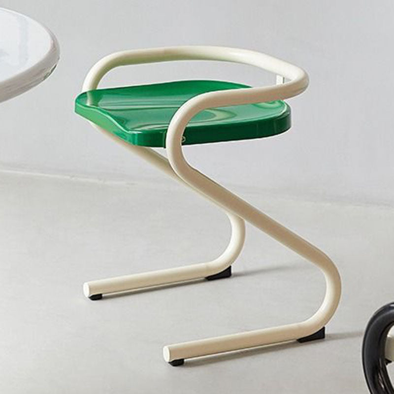 Chaise de salle à manger moderne mi-siècle avec cadre incurvé en plastique ABS et métal, dossier et accoudoirs 