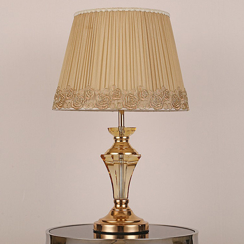 Traditionelle europäische Zylinder-Hardware-Kristallgewebe-1-Licht-Tischlampe für Schlafzimmer 