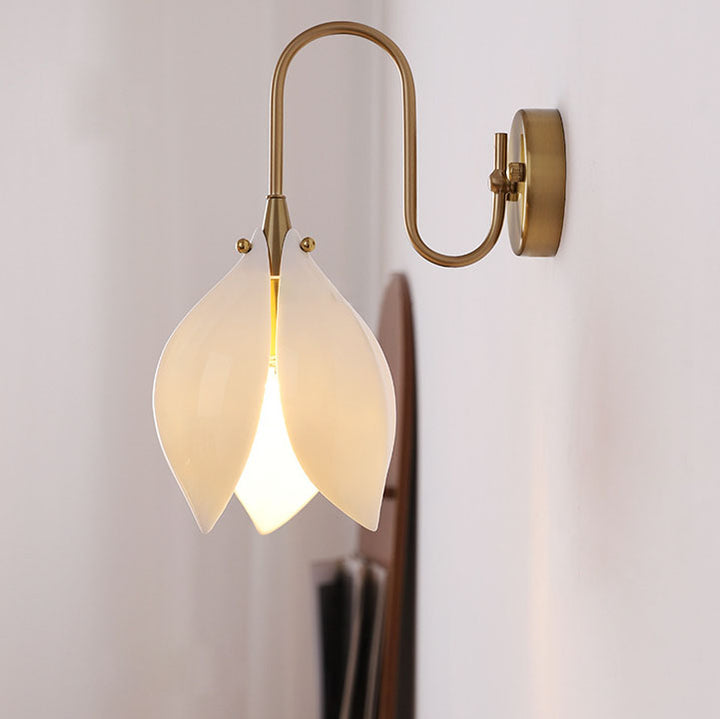 Zeitgenössische Retro-Keramik-Magnolienblumenform Eisenrahmen 1-Licht Wandleuchte für Schlafzimmer 
