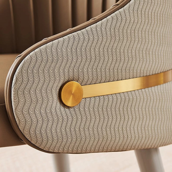 Moderner minimalistischer Esszimmerstuhl mit quadratischer, plissierter Mikrofaserleder-Polsterung, Metallgestell, Schaumstofffüllung, vier Beinen und Rückenlehne 